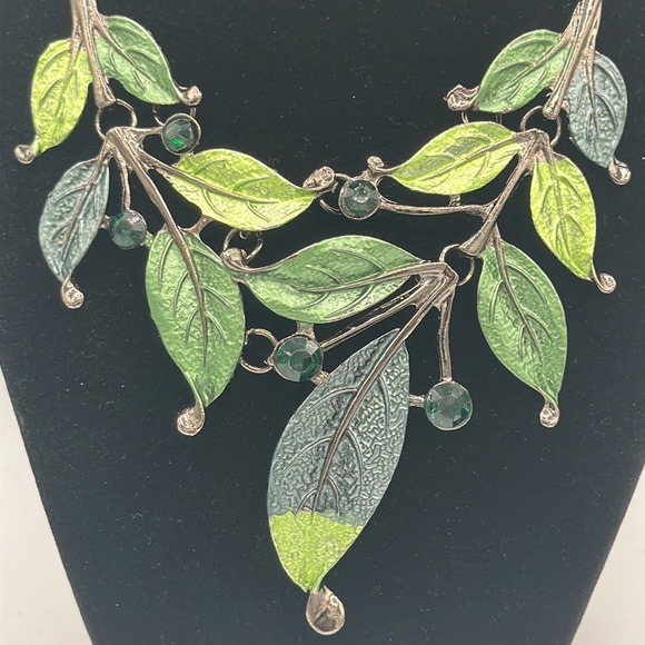 Metallic green leaves on dark silver vine statement necklace - Picture 2 of 3